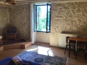 a living room with a table and a window at Mondeslandhaus in Courrensan