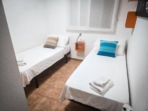 two beds in a small room with towels on them at Alcossebre Panorama Suite, Piscina y Terraza con Vistas in Alcossebre +29 photos