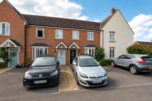 two cars parked in front of a house at Diamond View Stylish 3BR Ideal 4 Professionals in Chilton