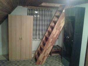 una escalera de madera en la esquina de una habitación en Apartments Dora en Jahorina