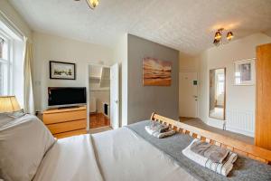 a bedroom with a bed and a flat screen tv at 5 Bed in Tynemouth oc-cn125 in Tynemouth