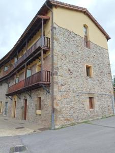 a building with two balconies on the side of it at La Casa deMercadillo in Liérganes