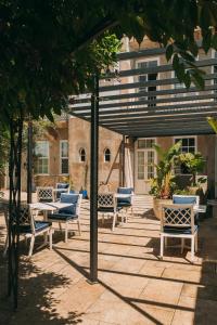 a group of chairs and tables in a courtyard at Torel Private Collection in Porto