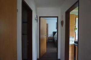 a hallway with an open door leading to a bedroom at Ferienwohnung Heidi in Mariapfarr
