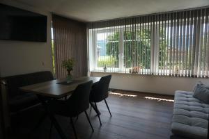 a living room with a table and chairs and a couch at Ferienwohnung Heidi in Mariapfarr