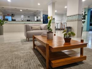 a living room with a coffee table and a couch at Suíte Lari in Caldas Novas +32 photos