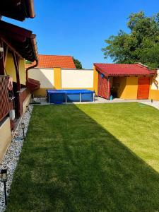 a backyard with a lawn and a house at 21 Star Residence in Darnózseli