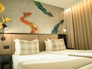 two beds in a hotel room withrenderedrenderedrenderedrenderedrendered at ibis Styles Lisboa Aeroporto in Lisbon +86 photos