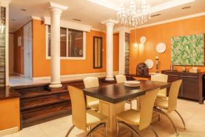 a dining room with a table and chairs at Luxe Oasis Palma in Quatre Bornes