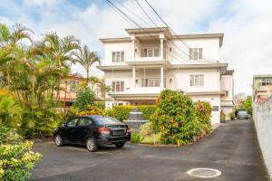 a black car parked in front of a house at Luxe Oasis Palma in Quatre Bornes