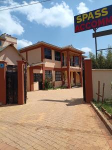 ein Haus mit einem Schild davor in der Unterkunft Spass Hotel in Eldoret