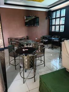 ein Restaurant mit Tischen und Stühlen in einem Raum in der Unterkunft Spass Hotel in Eldoret
