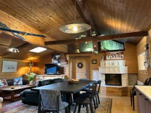 a dining room with a table and chairs in a room at Squaw Peak in Morzine
