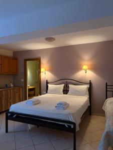 a bedroom with a bed with two towels on it at La Casa di Nonna in Qeparo