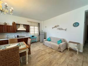 eine Küche und ein Wohnzimmer mit Sofa in der Unterkunft Flamingos nest in Augusta + 8 Fotos