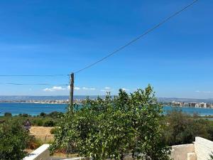 Blick aufs Meer von einem Haus mit einem Baum in der Unterkunft Flamingos nest in Augusta