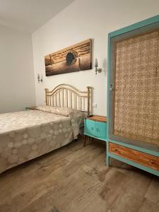 ein Schlafzimmer mit einem Bett, einer Kommode und einem Fernseher in der Unterkunft Flamingos nest in Augusta