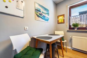 a small room with a table and chairs and a window at Schicke kleine Bude in Neuenkirchen