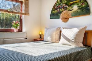 a bedroom with a bed and a window at Schicke kleine Bude in Neuenkirchen