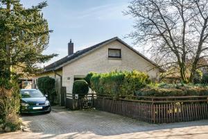 a house with a car parked in the driveway at Schicke kleine Bude in Neuenkirchen