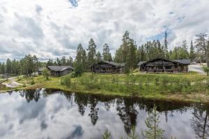 a group of houses on an island next to a lake at Rukan Salonki Resort in Ruka