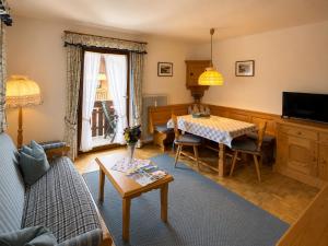 a living room with a table and a couch at Ferienwohnung Evi in Sankt Gilgen