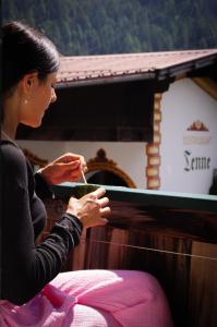 Eine Frau sitzt auf einem Boot und spielt ein Instrument. in der Unterkunft TENNE Arlberg - Boutique Hotel & Restaurant in Sankt Anton am Arlberg + 115 Fotos