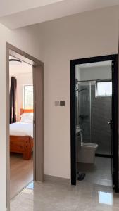ein Schlafzimmer mit Bett und ein Badezimmer mit Badewanne in der Unterkunft Bloomstays Furnished Apartments Nairobi - Two Bedroom With Sauna Gym & Workspace in Nairobi + 52 Fotos