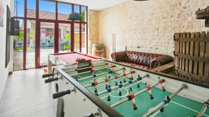 a room with a pool table and a couch at Les 4 AS de Jaunay, Intime, Jacuzzi in Jaunay-Clan