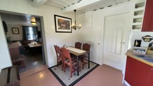 a kitchen and dining room with a table and chairs at Suigard Veslestugo in Sauland