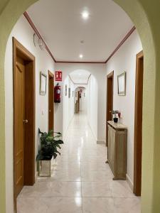 a hallway with an archway in a building at Hotel Entrelagos in Ruidera