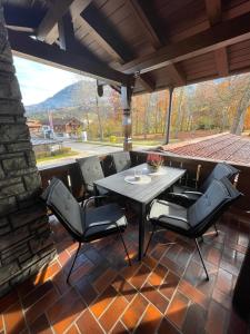 a screened in porch with a table and chairs at Schuhhaus Biberger - Fewo Lukas in Schönau am Königssee