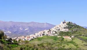 a small village on a hill with a mountain at Casa Relax in Carunchio