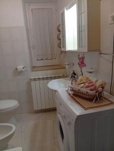 a bathroom with a washing machine and a sink at Casa Relax in Carunchio