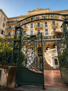 a green gate in front of a building at l'Ecrin Bellevue in Aix-les-Bains