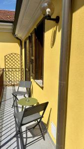 two chairs and a table on a balcony at Nextop Homes in Tortona