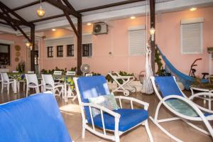 a group of chairs and tables in a room at Studio accueillant à Baie Mahault - 20 m² avec piscine privée in Baie-Mahault +9 photos