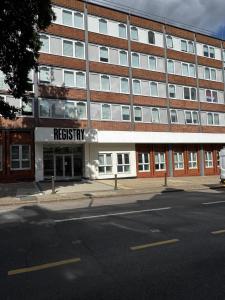 an empty street in front of a building at Stylish 1BR with Comfy Vibes in Beckenham