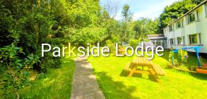 a picnic table in the yard of a house at Parkside Lodge Hotel in Camelford
