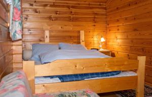 a bedroom with a bed in a log cabin at Chalet cosy à Sixt-Fer-à-Cheval avec vue sur la montagne in Sixt