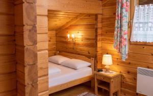 a bedroom with a bed in a wooden cabin at Chalet cosy à Sixt-Fer-à-Cheval avec vue sur la montagne in Sixt