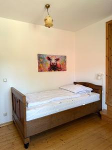 a bed in a room with a painting on the wall at Lieblingsnest in Bad Fallingbostel