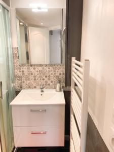 a bathroom with a sink and a mirror at Charmant studio avec terrasse à Chenou, 20 m² in Chenou