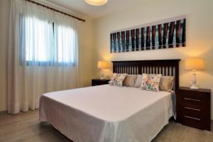 Postel nebo postele na pokoji v ubytování Apartment BellaVista Puerto del Carmen By PVL