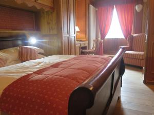 Habitación de hotel con cama y ventana en Chambres Mont Cervin, en Breuil-Cervinia