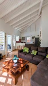 a living room with a couch and a coffee table at Villa élégante à Saint-François + Piscine privée in Saint-François