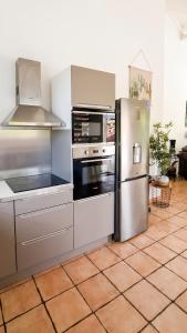 a kitchen with a stainless steel refrigerator and stove at Villa élégante à Saint-François + Piscine privée in Saint-François