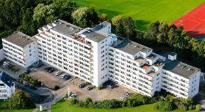 an overhead view of a large white building at Haus Nautic Whg 810 Seesicht in Cuxhaven