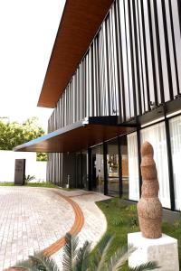un edificio con una statua di pietra di fronte di Hotel Mandu a Teresina