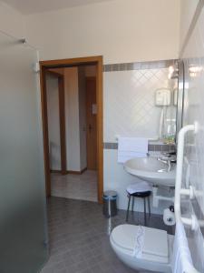 Koupelna v ubytování Albergo Ristorante Grigna + 37 fotografií